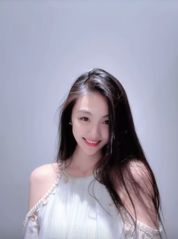 TXuWf, 练本名李佳