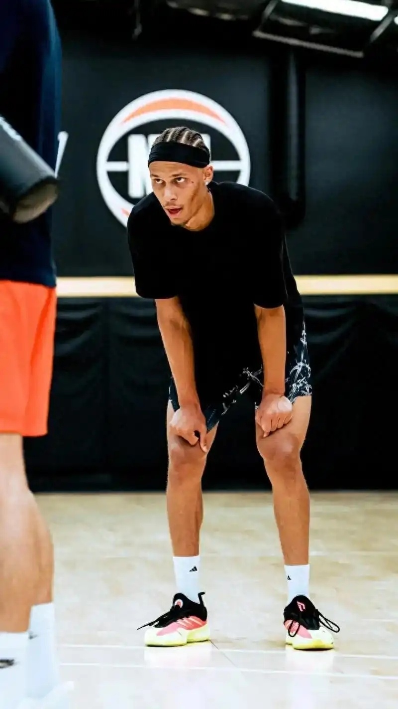 极的态度, 丹尼尔斯也 极的态度, 丹尼尔斯也